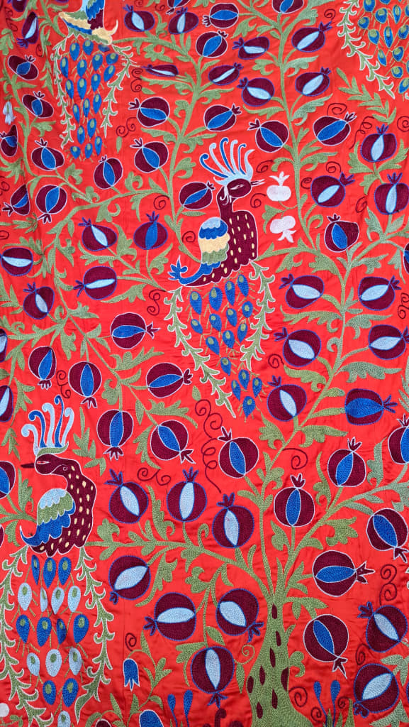 Tessuto Suzani ricamato, Uzbekistan – Dettaglio di un tradizionale ricamo suzani dai colori vivaci, tipico dell’artigianato uzbeko lungo la Via della Seta.