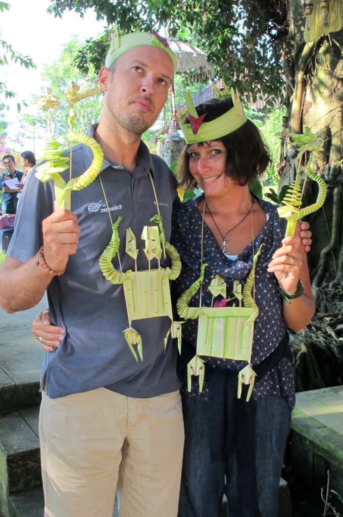 Coppia con creazioni artigianali di bambù a Bali, Indonesia.