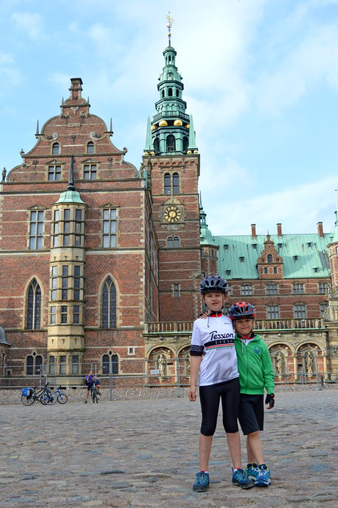 Due bambini davanti al castello di Kronborg, patrimonio UNESCO in Danimarca