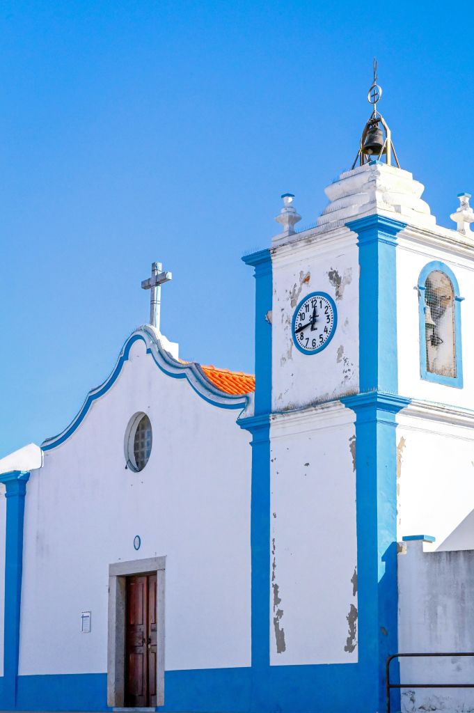 Chiesa bianca e blu tradizionale in Portogallo con cielo sereno