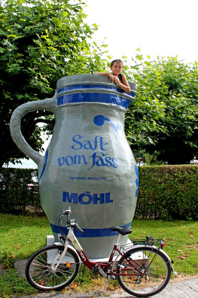 Grande brocca decorativa, simbolo del vino locale, lungo il percorso ciclabile.