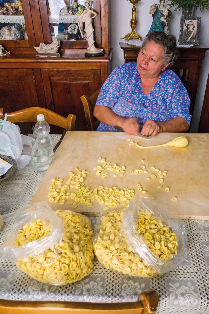 Signora pugliese che fa orecchiette a mano in Puglia.
