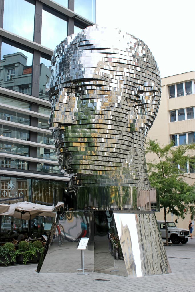 Scultura cinetica “Testa di Franz Kafka” di David Černý davanti al centro Quadrio, Nové Město, Praga