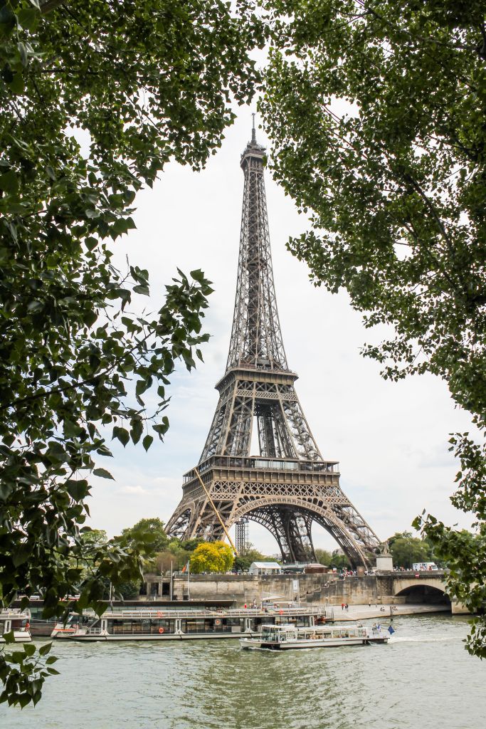 Eiffelturm zwischen Bäumen gesehen, Paris, Frankreich.