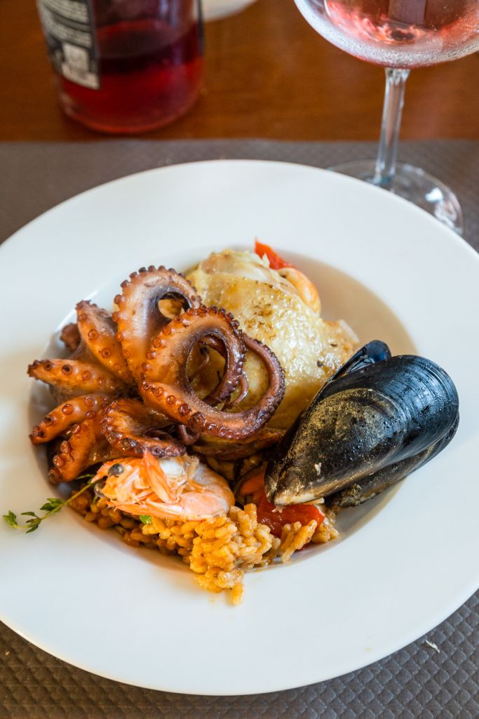 Fischgericht, Mittagessen beim Segeln, Fahrradurlaub und Girolibero-Boot