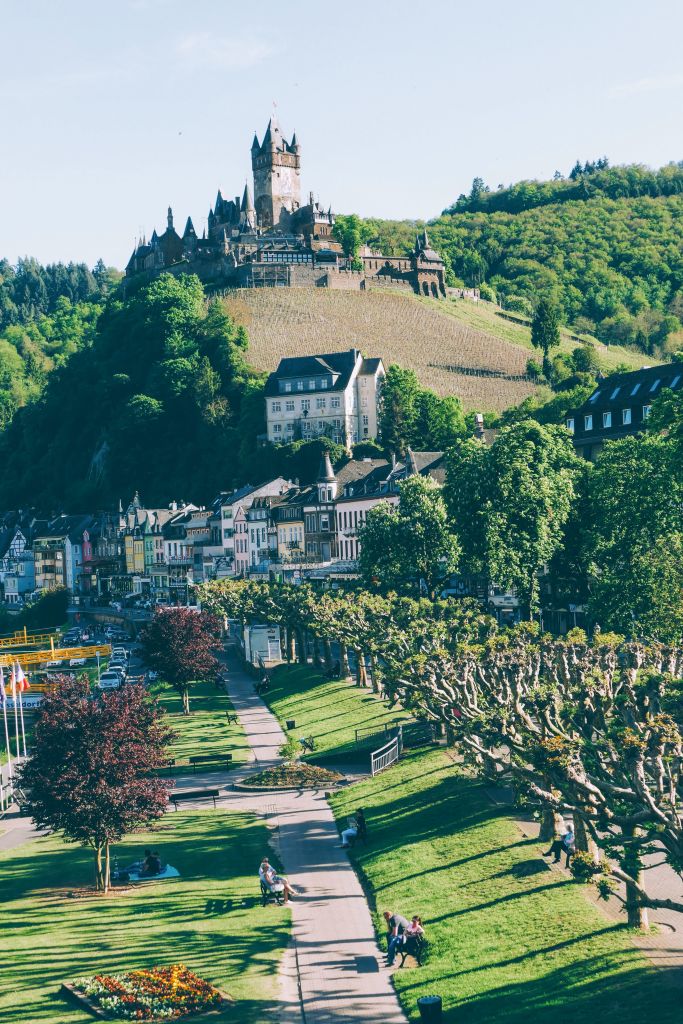 Blick auf die Burg Landshut und Weinberge im Moseltal, Deutschland.