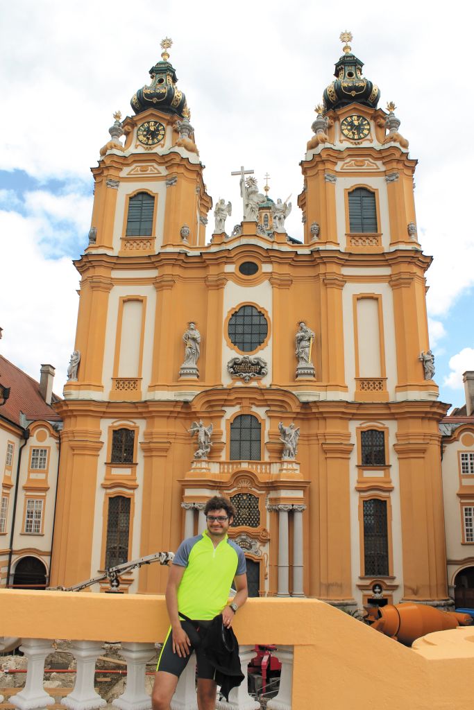 Abbazia di Melk con le sue due torri barocche e cielo azzurro, Austria
