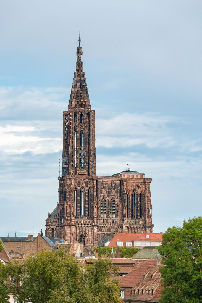 Vista panoramica della Cattedrale di Strasburgo, capolavoro gotico dell’Alsazia.