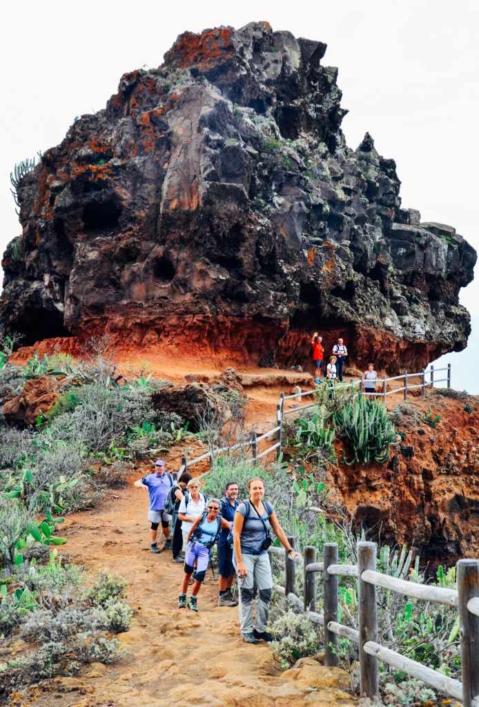 Gruppo di camminatori in posa davanti a un grande masso, trekking Tenerife
