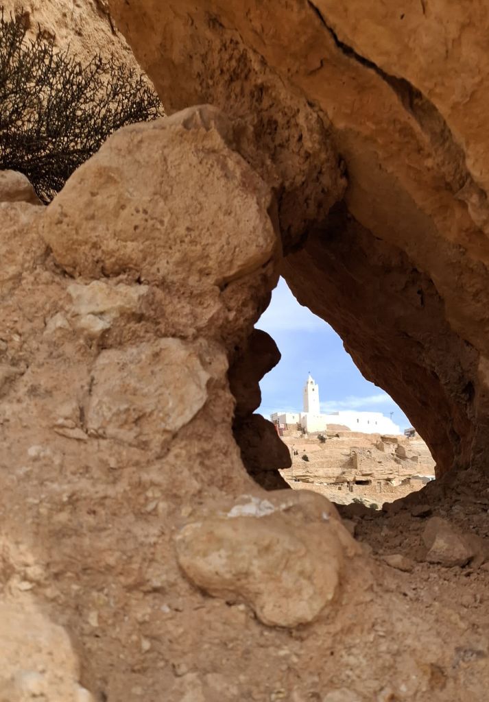 Finestra naturale nella roccia con vista su Chenini, Tunisia