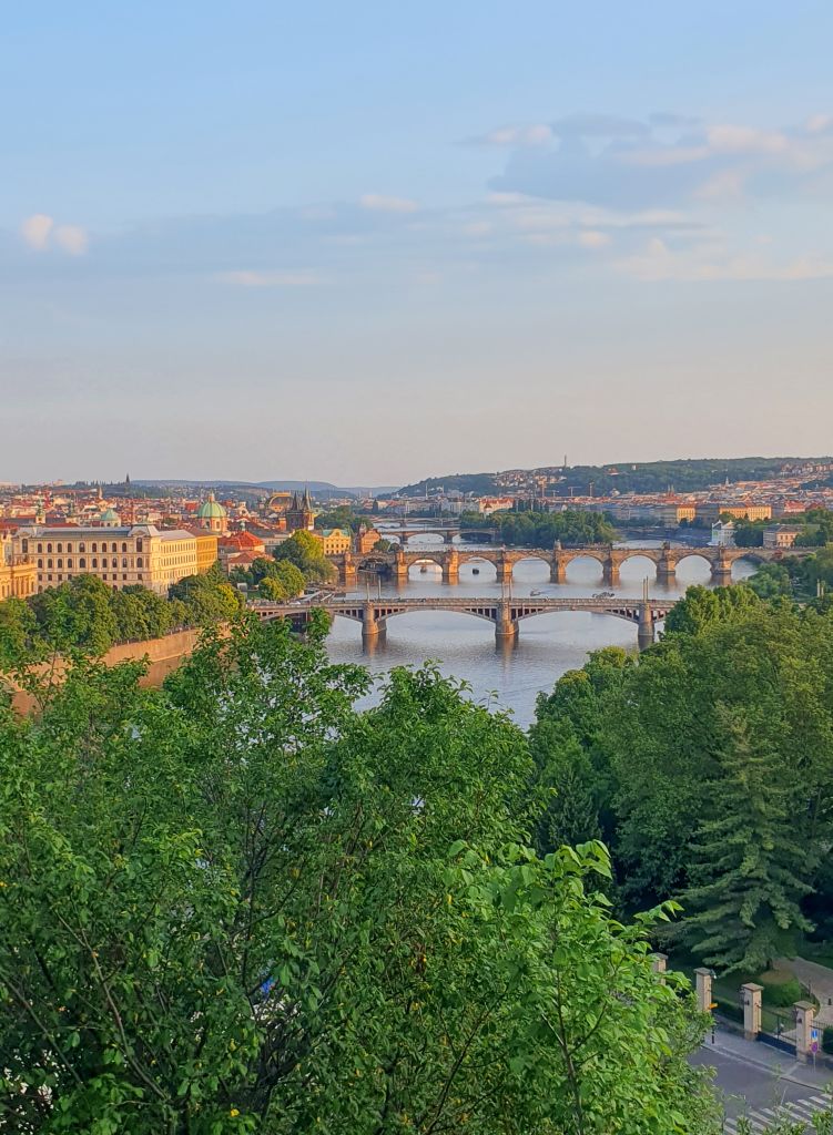 Veduta panoramica del Ponte Carlo e della Moldava al tramonto, Praga, Repubblica Ceca