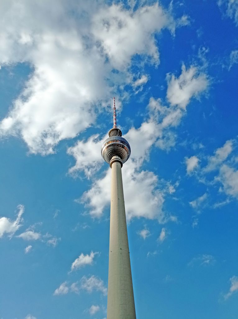 Colonna della Vittoria, simbolo di Berlino, con cielo blu sullo sfondo.