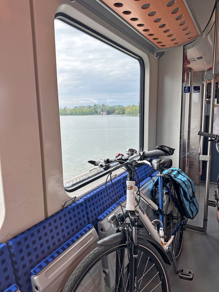 Bicicletta parcheggiata all'interno di una barca in navigazione sul lago, viaggi bici e barca "Girolibero"