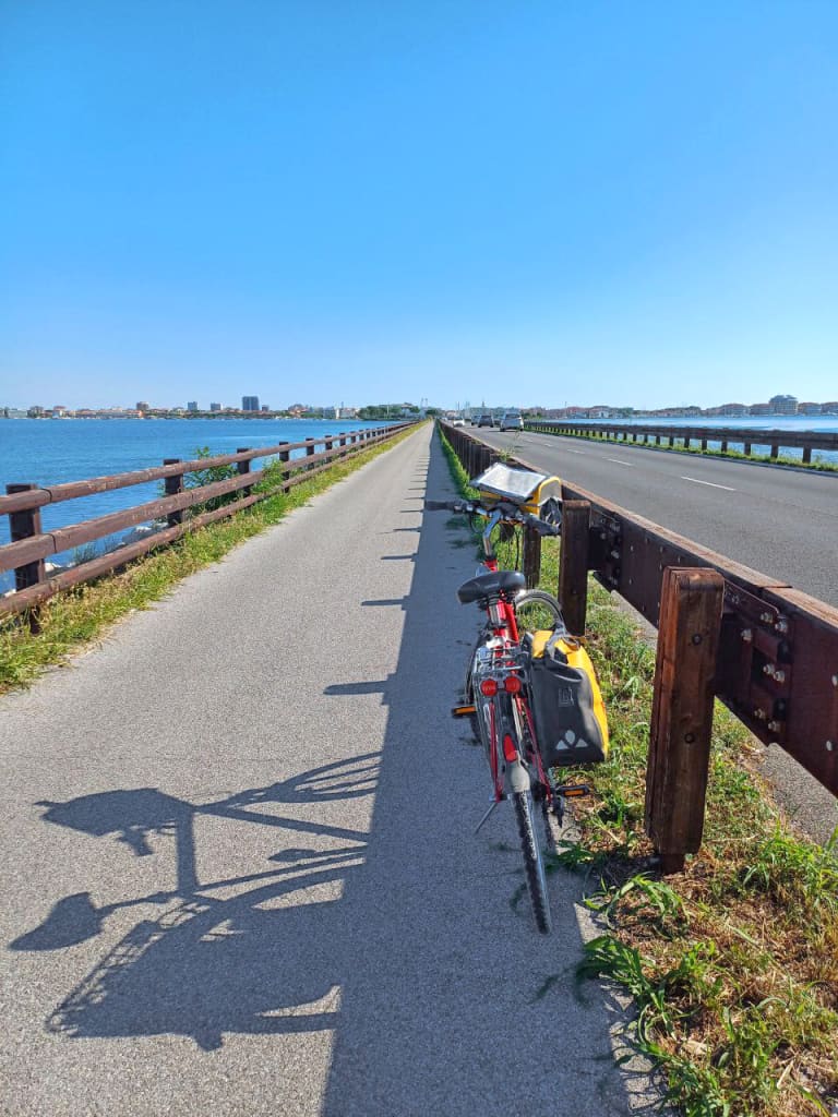 Bici parcheggiata in una pista ciclabile lungo il mare.