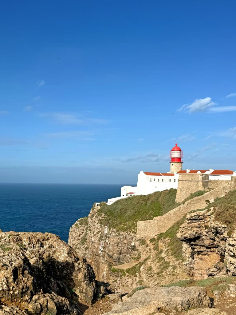 Faro di Cabo de São Vicente a Sagres, promontorio più sud‑occidentale d’Europa con scogliera a picco sull’Atlantico.