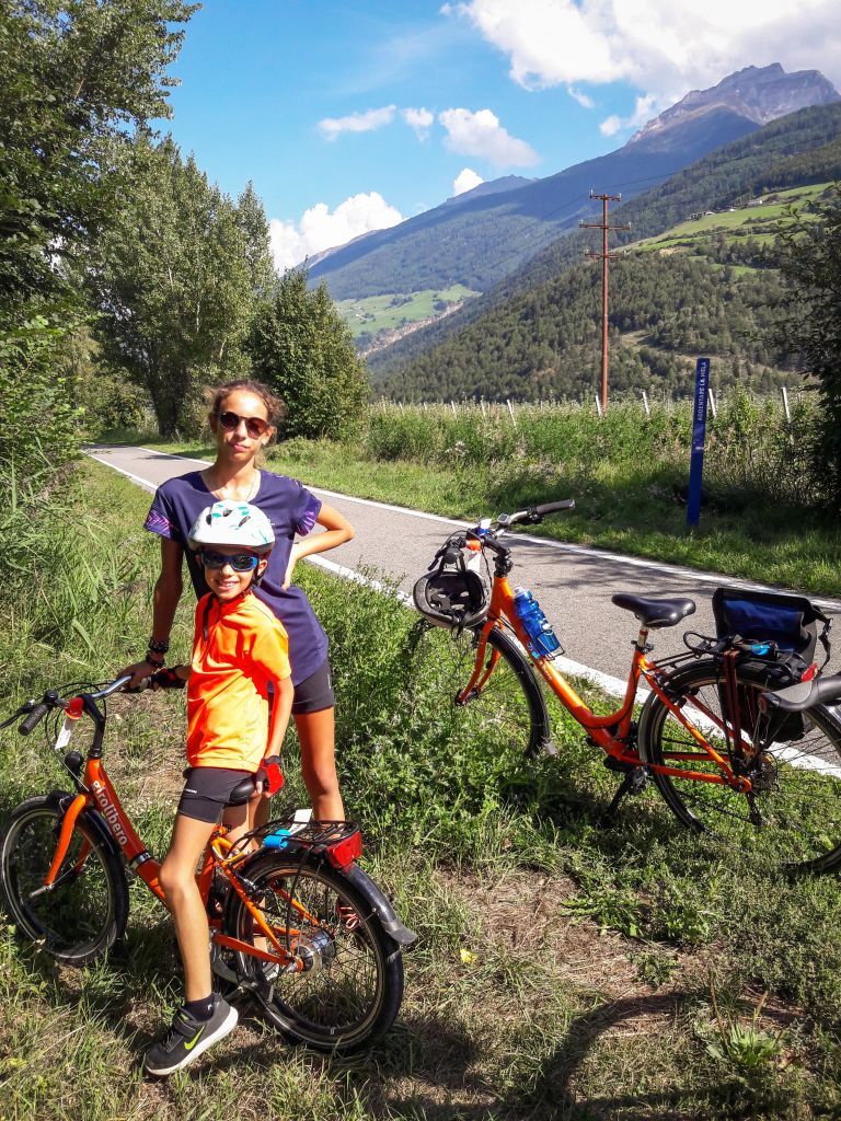 Smiling children on a cycle path in the Venosta Valley.