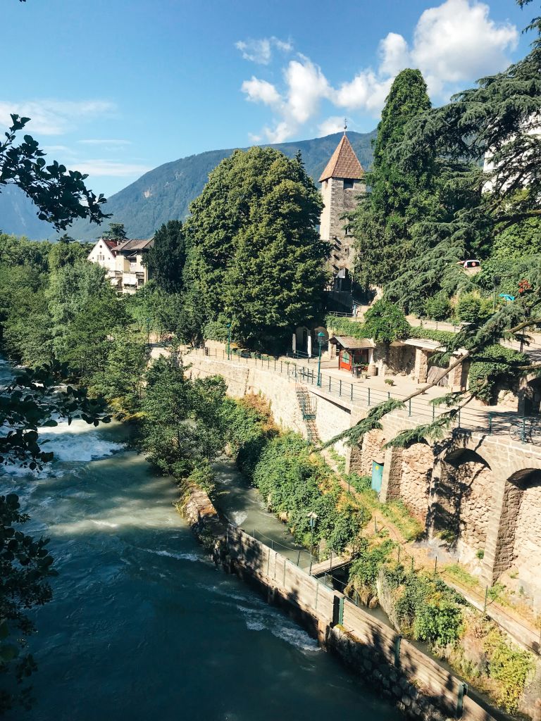 Brücke und mittelalterliche Burg entlang des Flusses Etsch bei Verona, Italien.