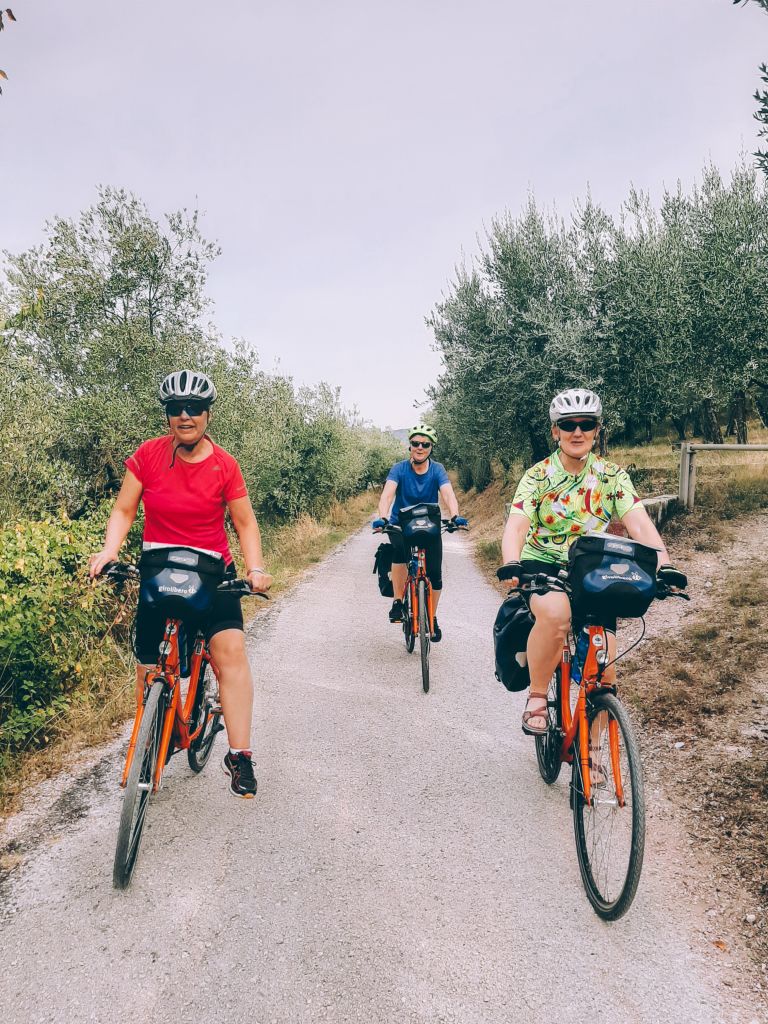 Gruppo di ciclisti su una strada di campagna della Valle Umbra, vacanze in bicicletta con "Girolibero"