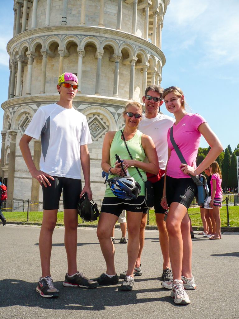 famiglia sorridente davanti alla torre di Pisa