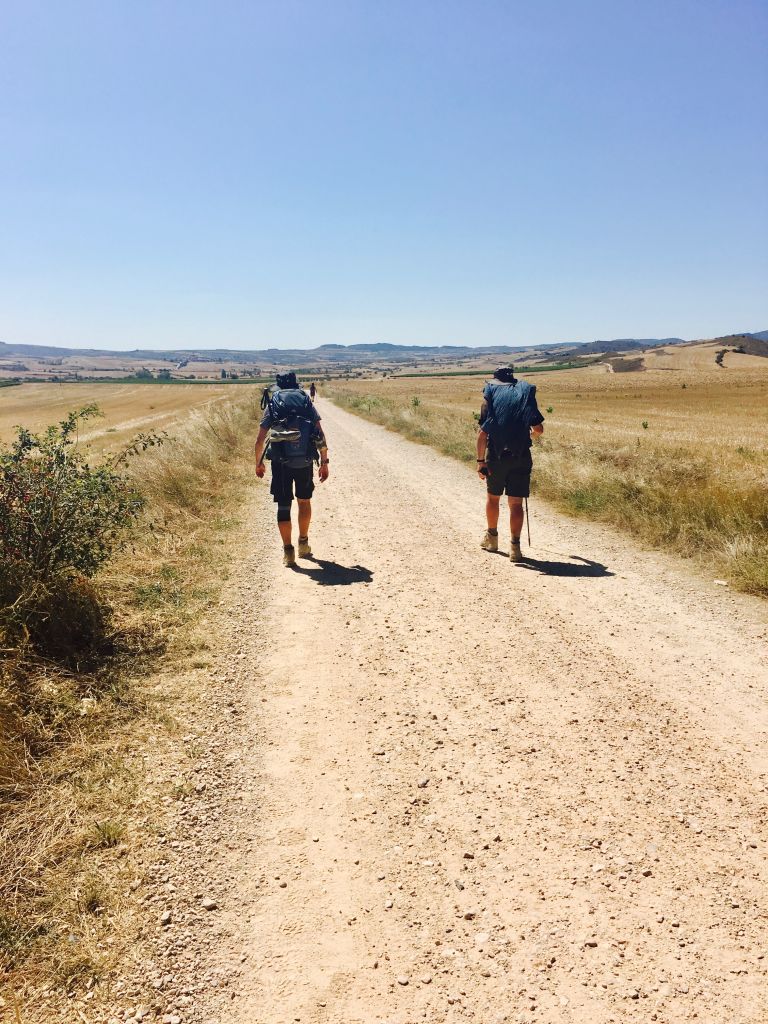 Pellegrini su un percorso rurale in Spagna percorrendo il Cammino di Santiago