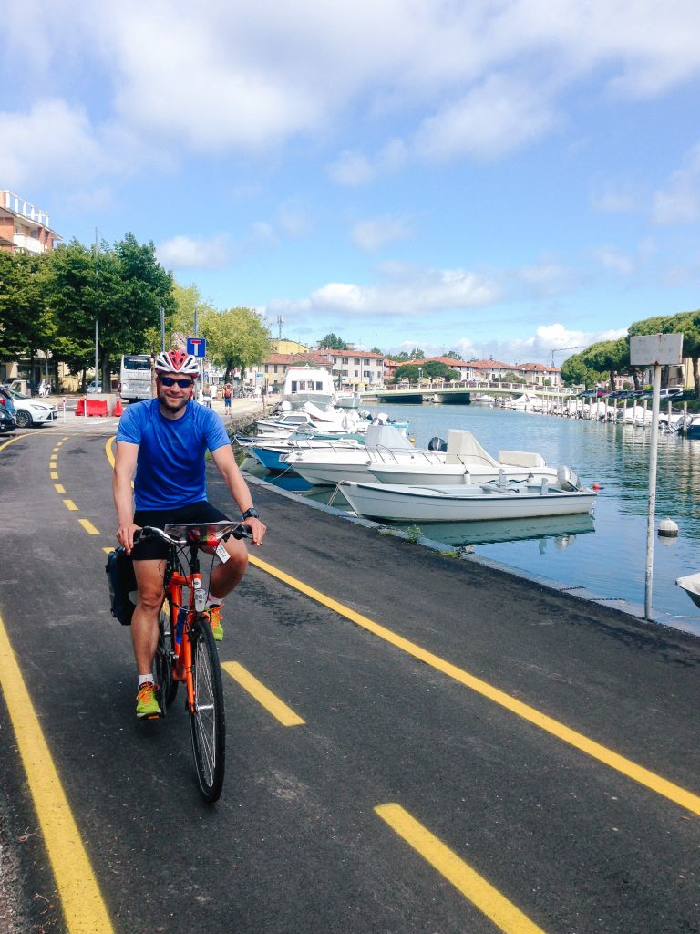 Radfahrer auf dem Parenzana-Weg, einer historischen Strecke zwischen Italien und Kroatien.