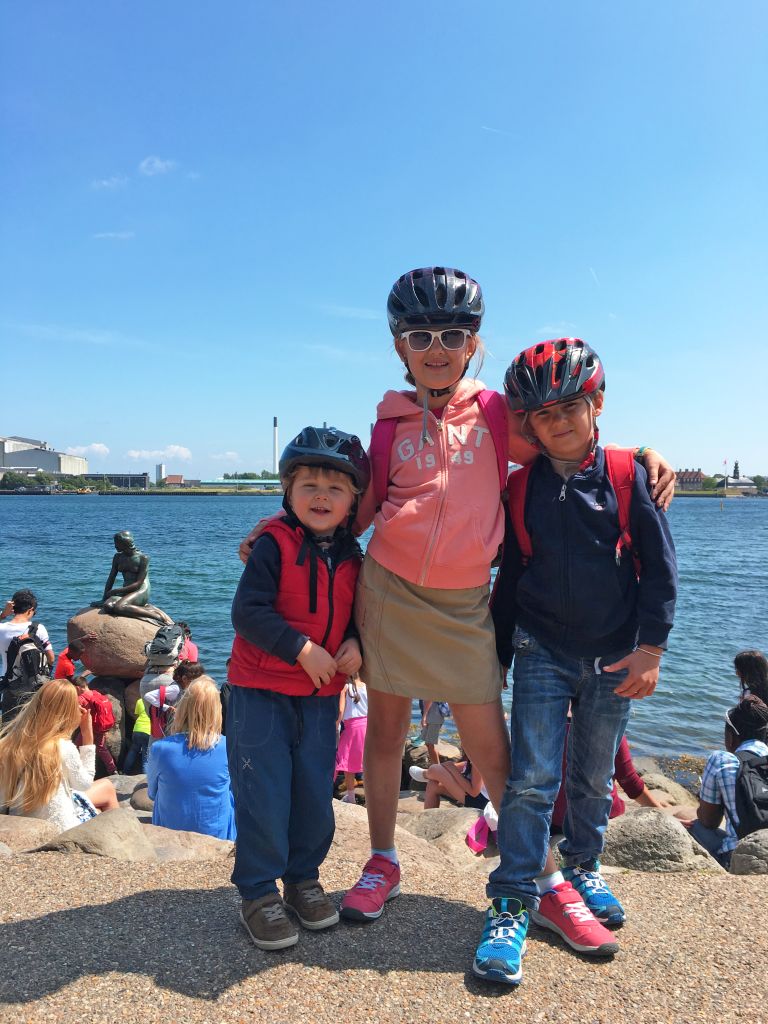 Famiglia in posa davanti al mare di Danimarca, viaggi organizzati in bicicletta