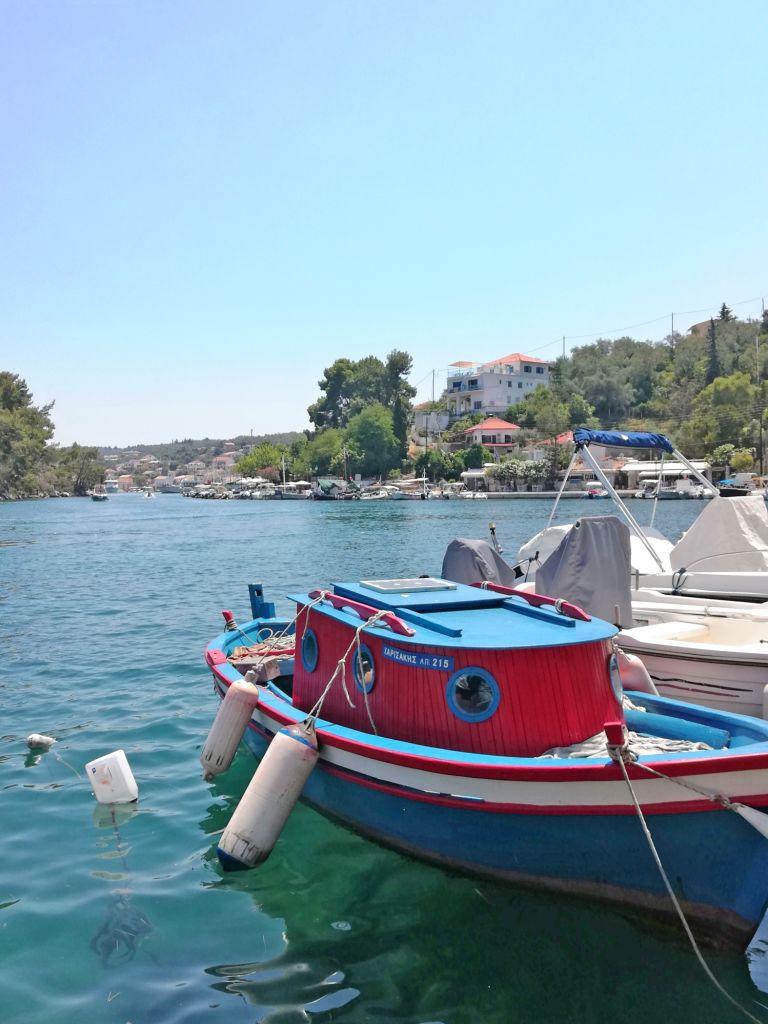 Barche ormeggiate su acque cristalline a Corfù, Grecia