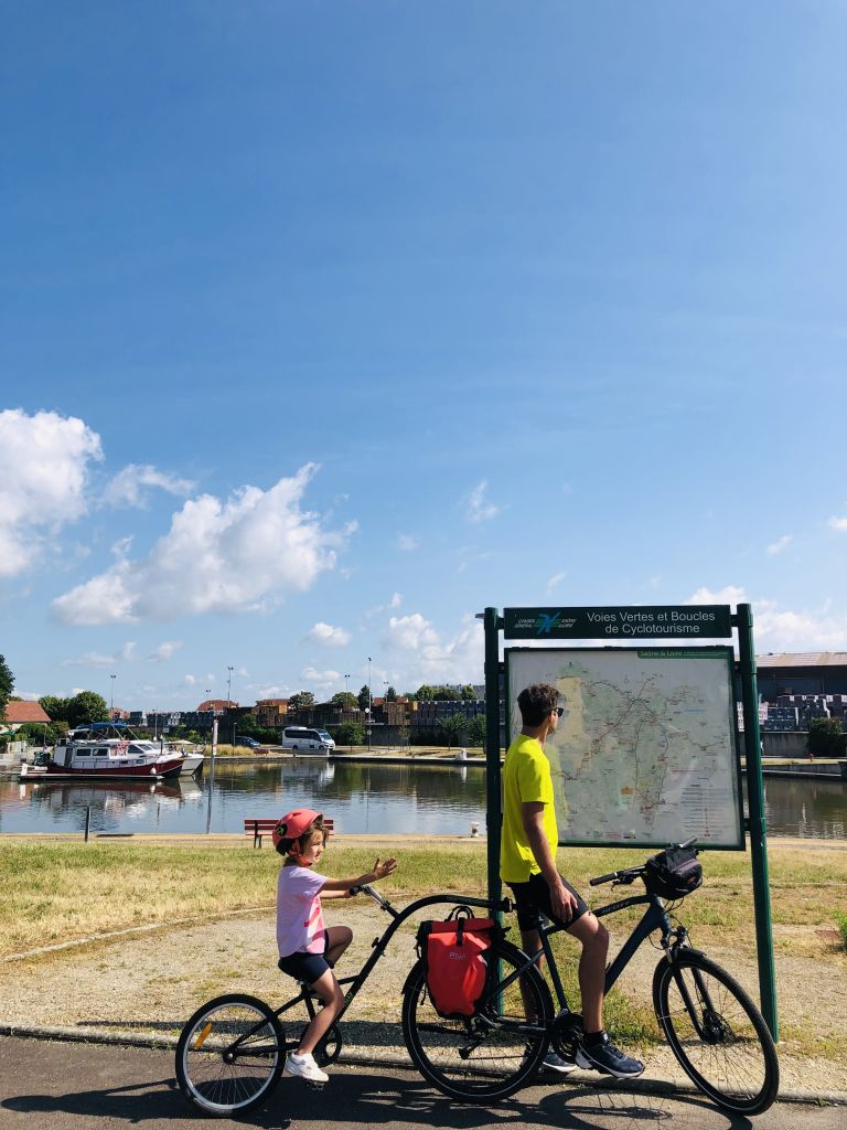 Famiglia in bicicletta ferma a una fermata lungo la Strada dei Vini, Borgogna, Francia