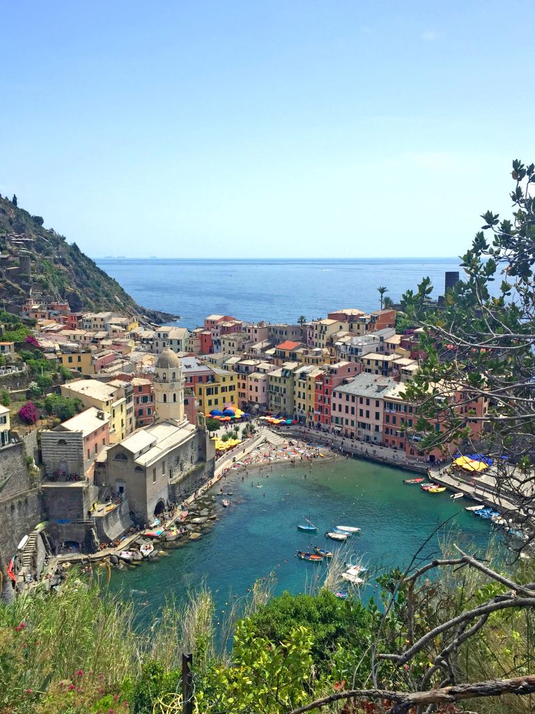 Vista panoramica su Manarola e il mare, Cinque Terre, Italia