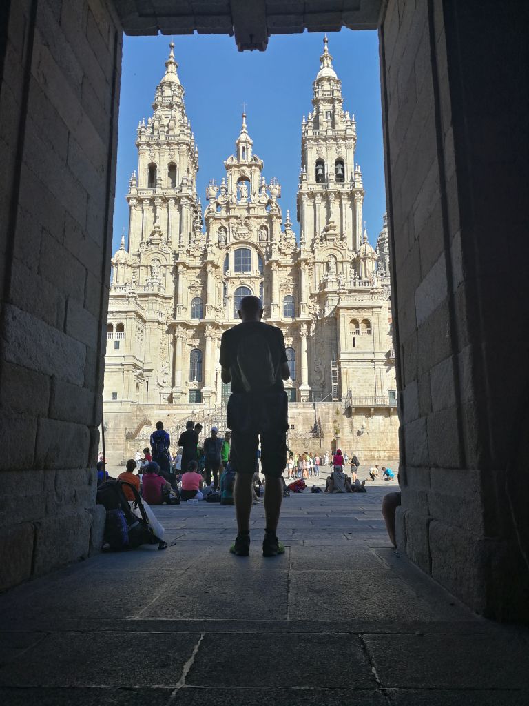 Turista che ammira la facciata maestosa della Cattedrale