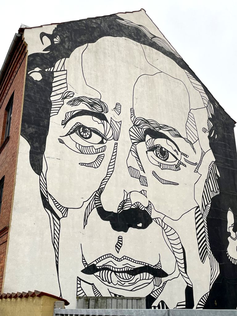 Murale di Hans Christian Andersen su una parete, isola di Fyn, Danimarca