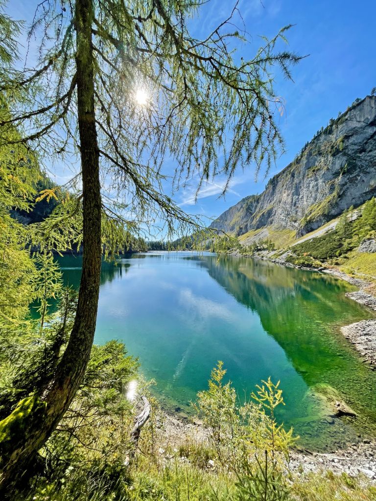 Lago verde smeraldo circondato da boschi e montagne nel Salzkammergut, Austria.