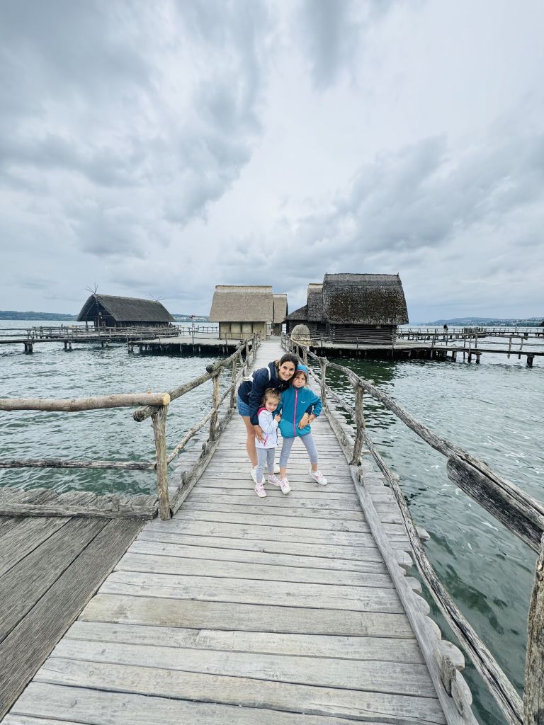 Famiglia in posa al Pfahlbaumuseum Unteruhldingen, museo all'aperto sul Lago di Costanza.