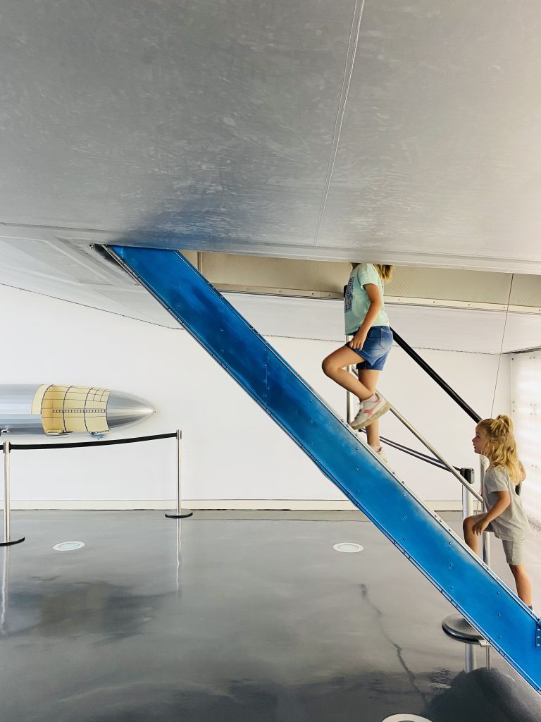 Bambino che sale una scala blu moderna, Lago di Costanza