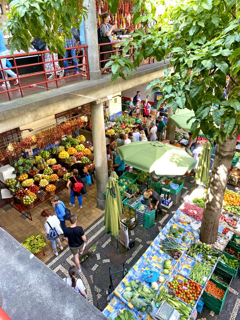Mercato dei Lavradores a Funchal con frutta e fiori colorati, Madeira