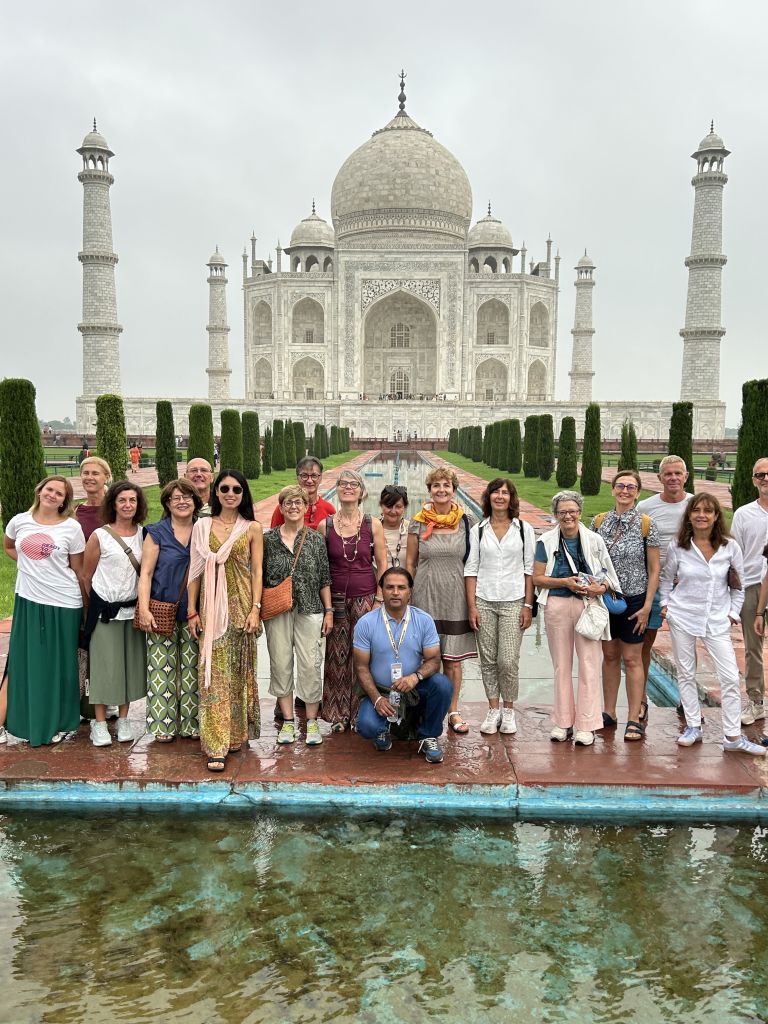 Gruppo turistico in posa davanti al Taj Mahal, Agra, India.