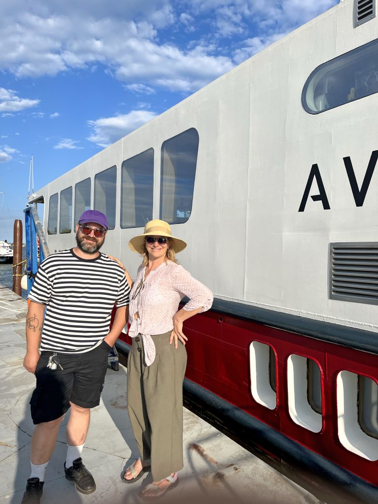 Coppia in viaggio fa una foto davanti ad "Ave Maria"