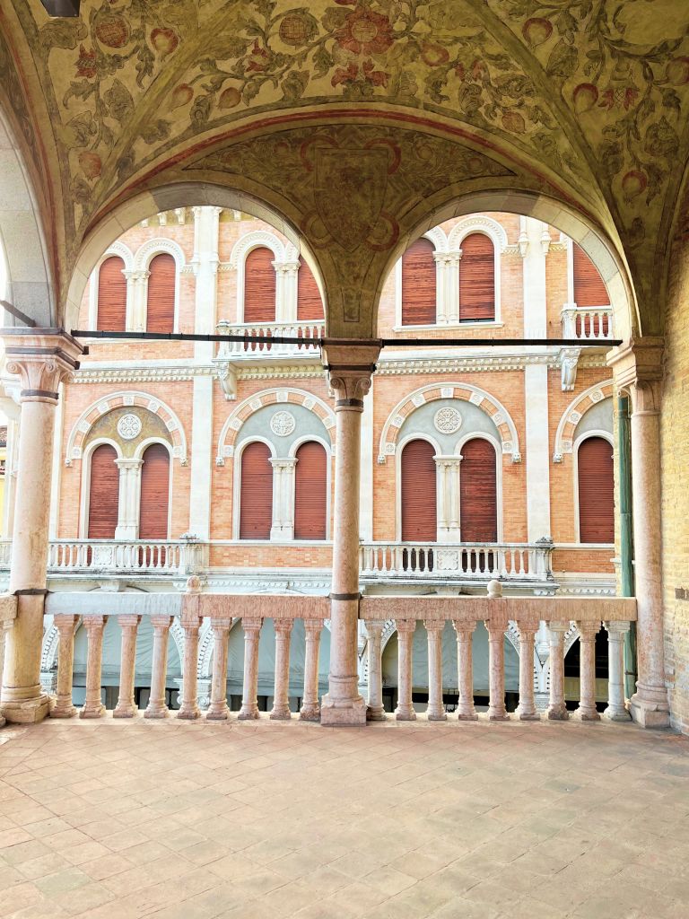 Soffitto affrescato e volte del Palazzo della Ragione, Padova, Italia.