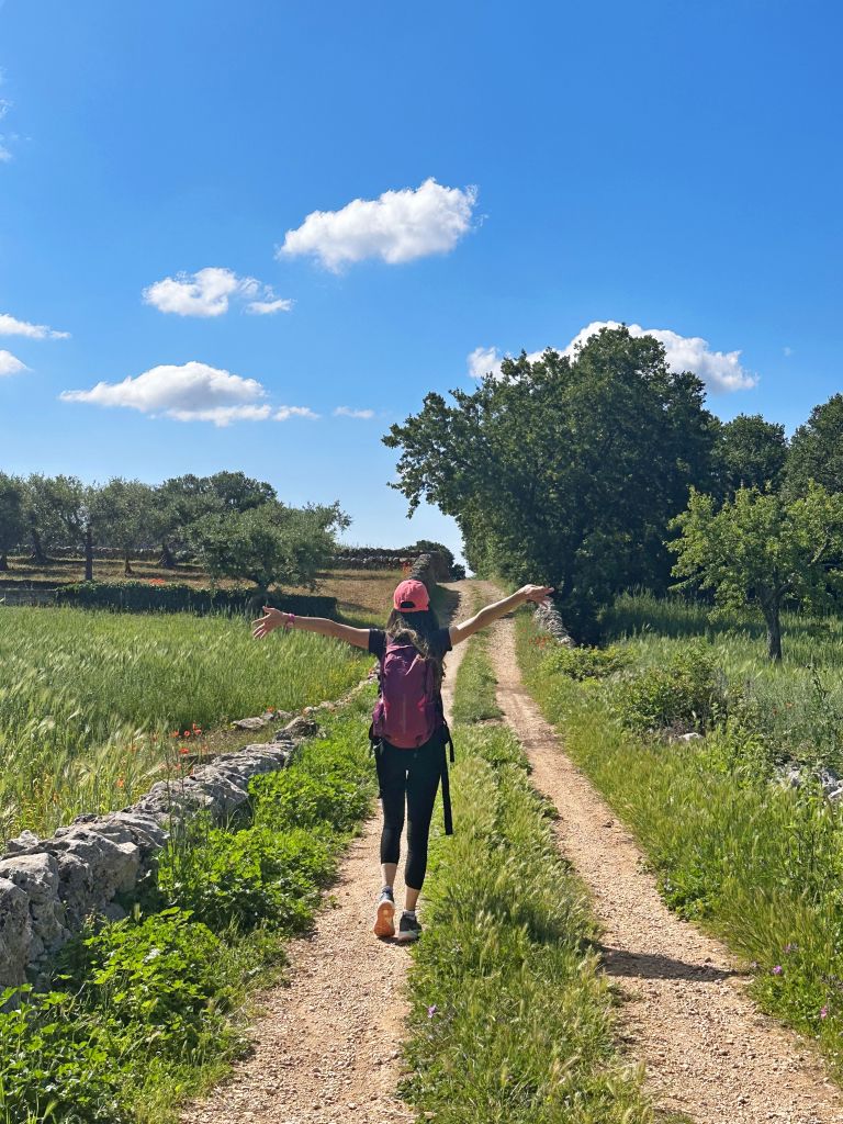 Escursionista su un percorso tra la campagna pugliese, Cammino Materano, trekking organizzati Girolibero