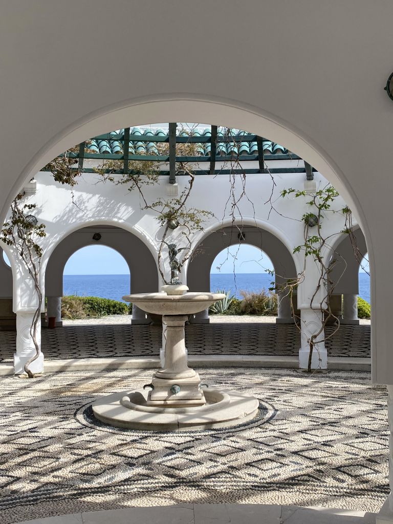 Colonnato e fontana della Villa di Kalithea, Rodi, Grecia, famosa per le sue terme storiche.