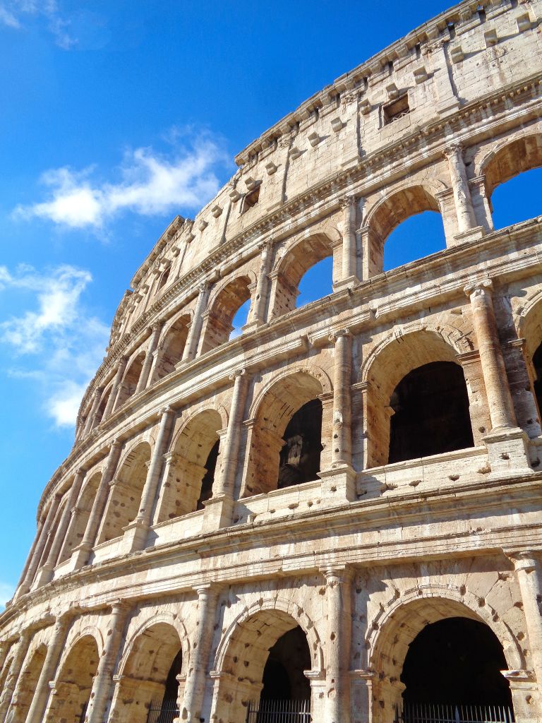 Kolosseum in Rom, Italien – Das berühmte Kolosseum mit seinem imposanten, gut erhaltenen antiken Mauerwerk unter blauem Himmel.