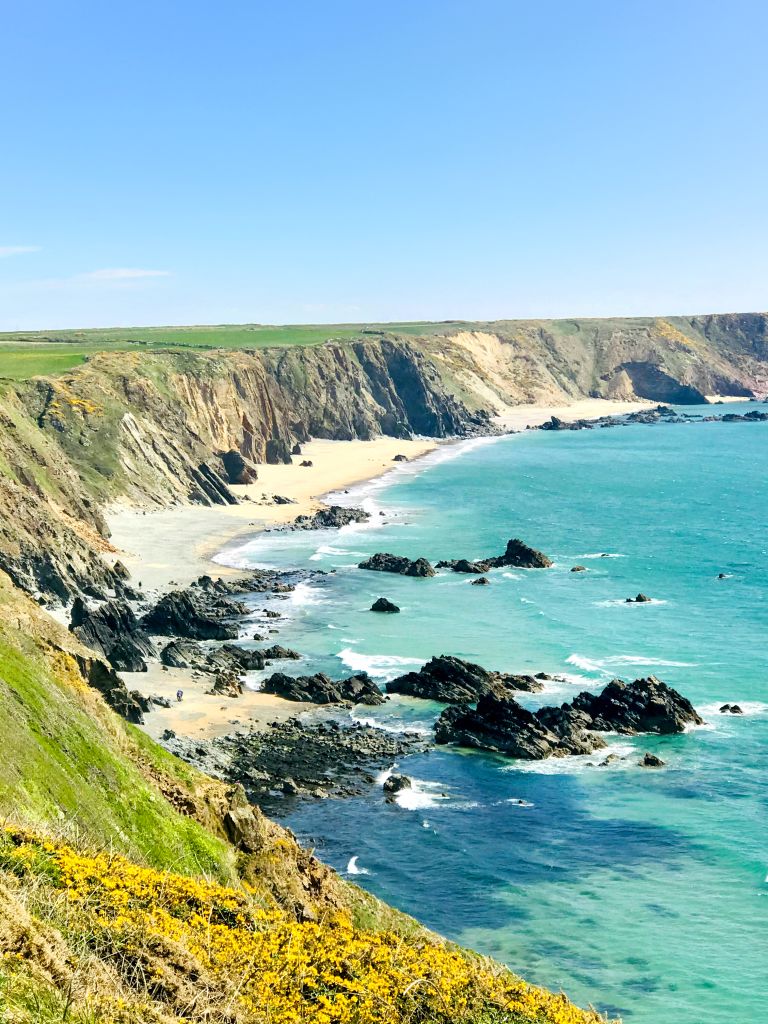 Sentiero costiero tra scogliere e mare a Strumble Head, Galles.