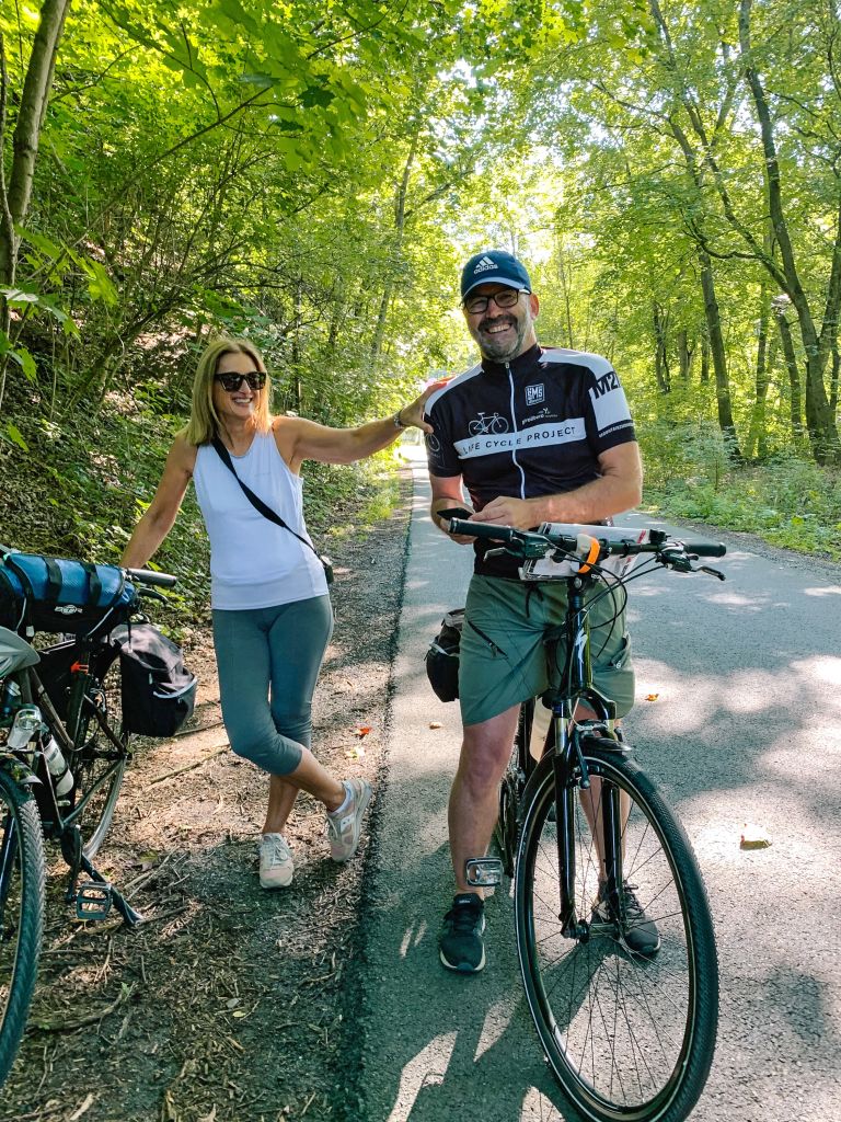 Coppia con biciclette lungo la Ciclabile dell'Elba da Praga a Dresda durante una vacanza in bici con Girolibero.