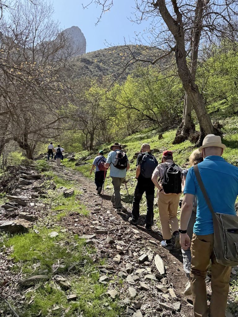 Gruppo di turisti in viaggio con Girolibero sui sentieri verdi dei Monti Nuratau, Uzbekistan