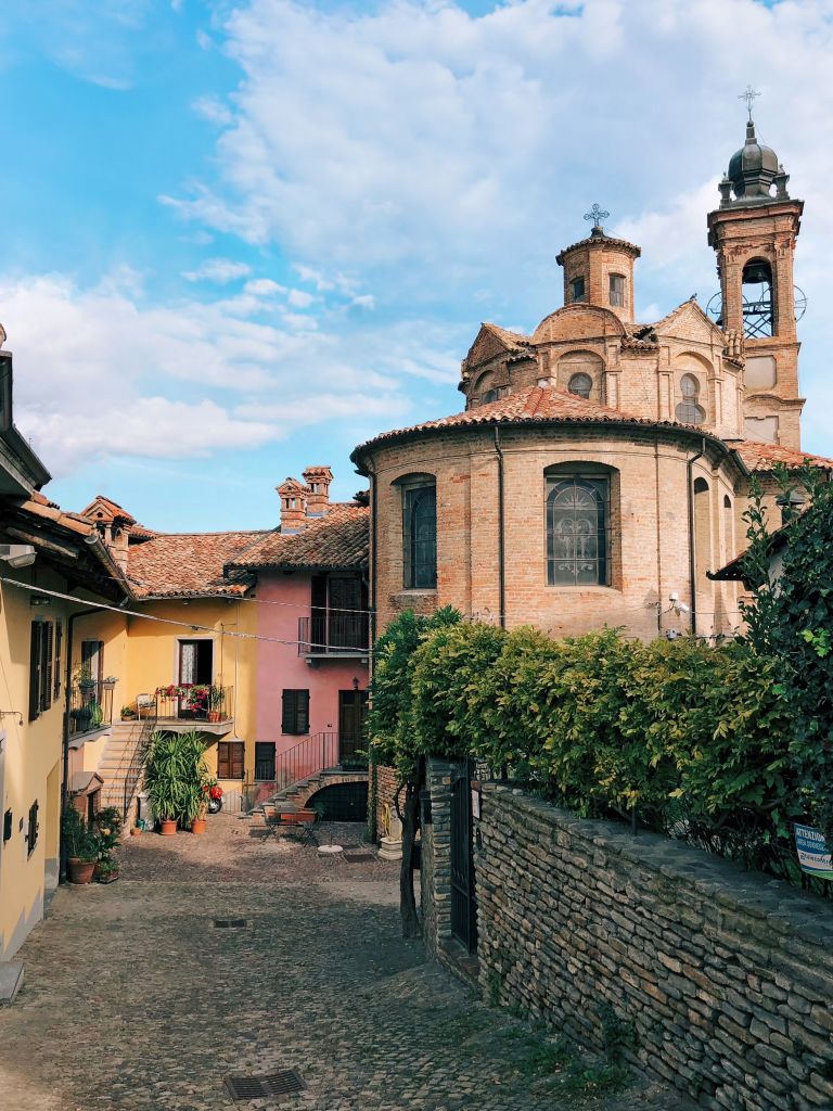 Scorcio panoramico del borgo di Neive, Piemonte
