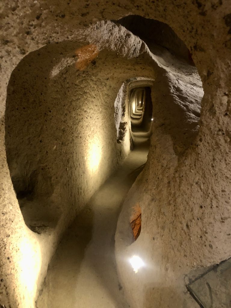 Escursionisti che percorrono i sentieri tra le pareti colorate della Rose Valley in Cappadocia.