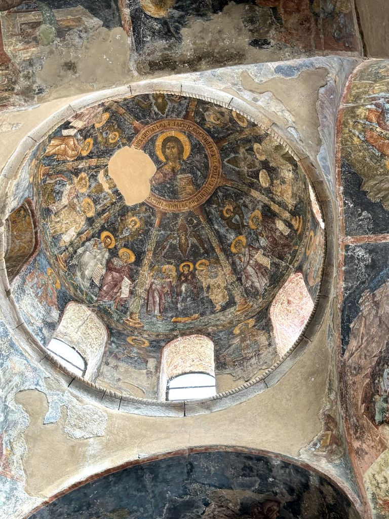 Affreschi bizantini all’interno di una chiesa medievale di Mistras.