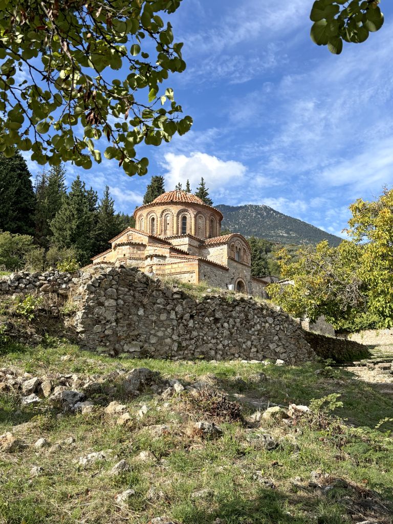 Chiesa bizantina nel sito archeologico di Mistras, patrimonio UNESCO nel Peloponneso.