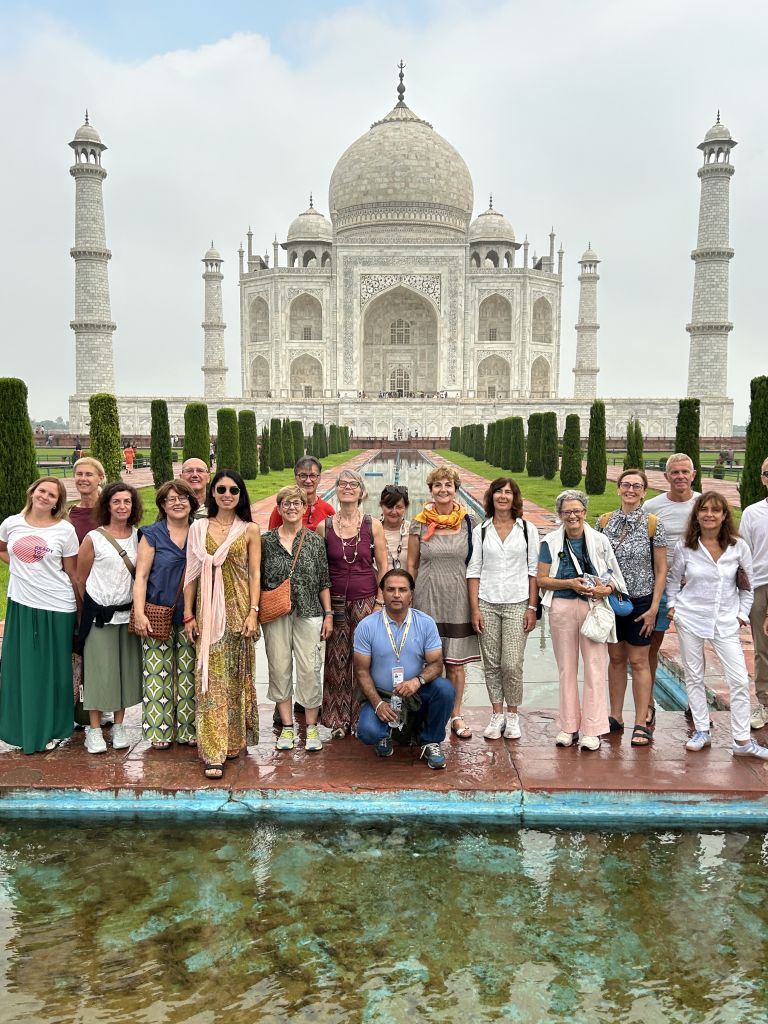 Gruppo di viaggiatori Girolibero davanti al Taj Mahal di Agra, uno dei monumenti più iconici dell’India.