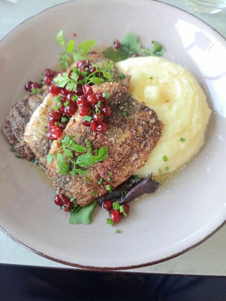 Piatto tipico svedese con carne, purè di patate e salsa ai frutti rossi.